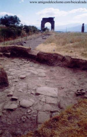Tetrapylo sobre la calzada.