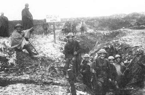 Tropas Britanicas en un trinchera capturadaCaptured,, Serre, 1917.jpg