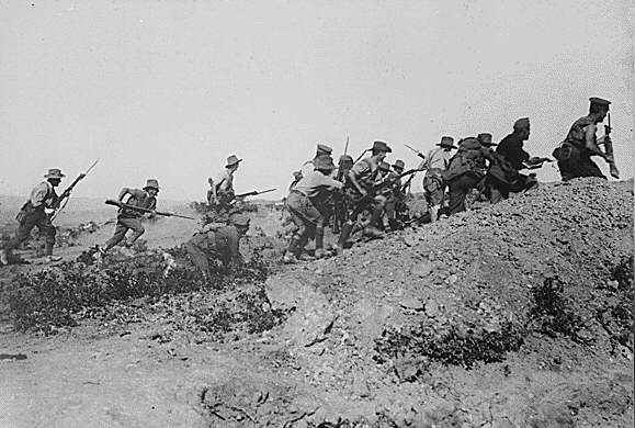 Tropas autralianas cargando een el frente de Galipoli, 1915.jpg